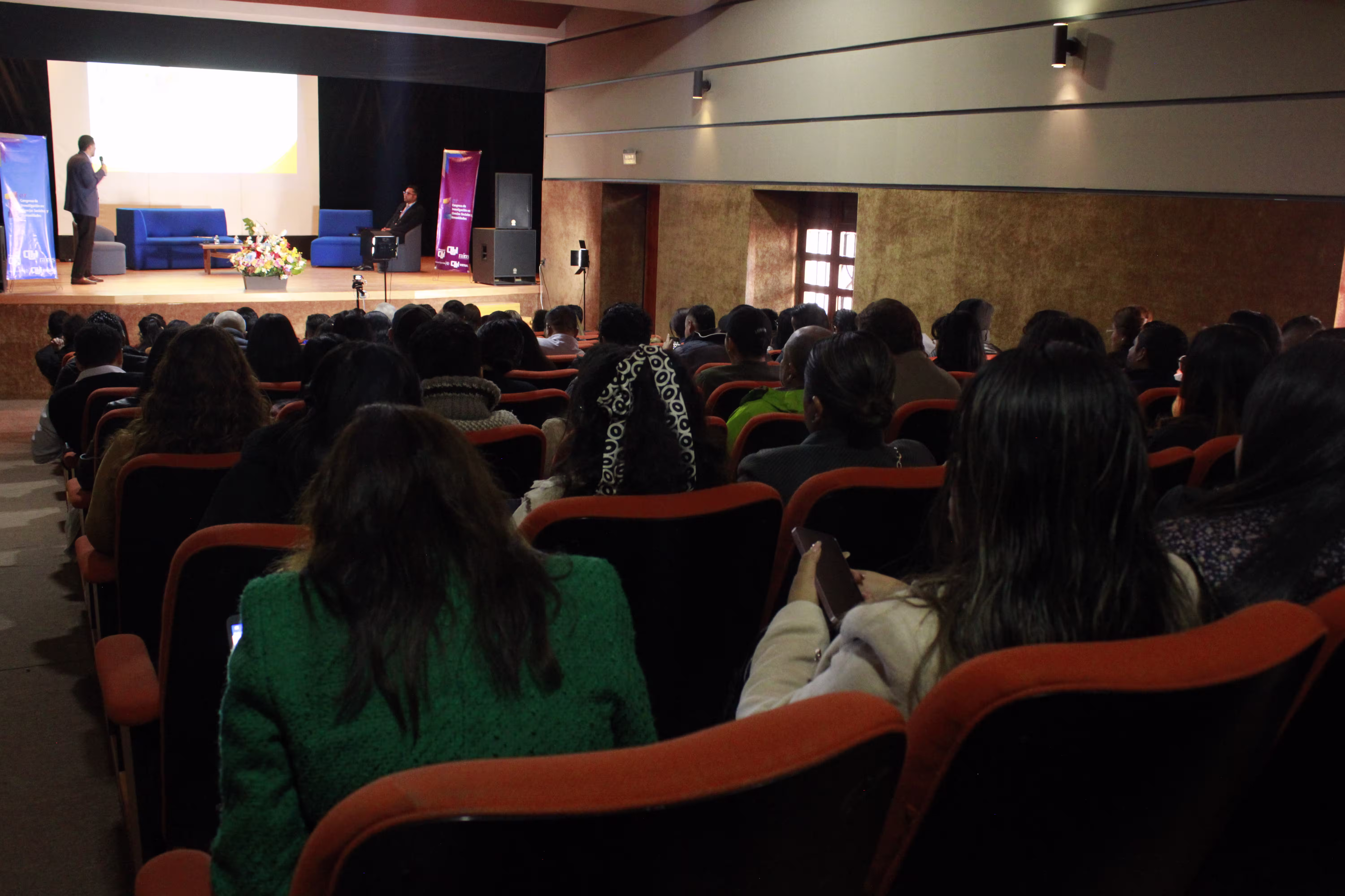 Grupo celebrando logros académicos - Visión COMIIN 2026